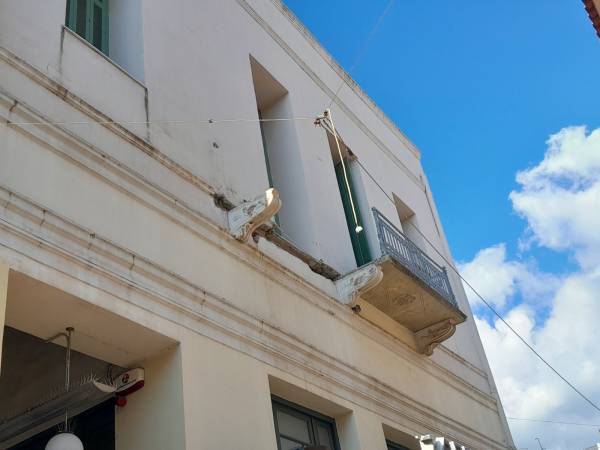 Καθαίρεσαν το μπαλκόνι στο Επιμελητήριο Μεσσηνίας