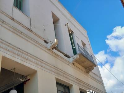 Καθαίρεσαν το μπαλκόνι στο Επιμελητήριο Μεσσηνίας