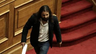 Με το βουλευτικό αυτοκίνητο ξέφυγε ο Κ. Μπαρμπαρούσης από τα μπλόκα της αστυνομίας