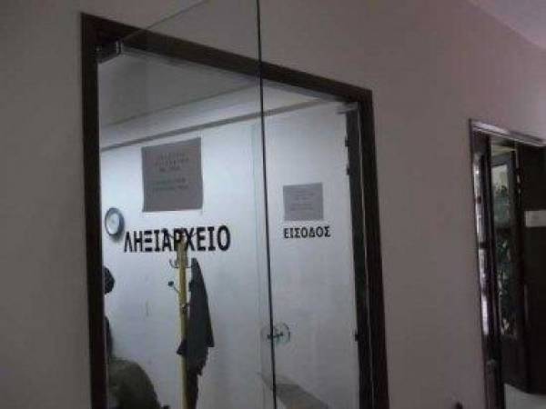 Πήγαν στο ληξιαρχείο Κορίνθου να δηλώσουν παιδιά άνω των 3 ετών και συνελήφθησαν