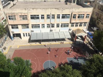 Μικρό προαύλιο για 239 μαθητές