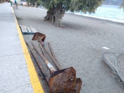 Παρατημένες σκουριασμένες κολόνες