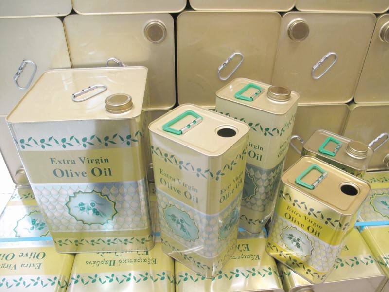 Στροφή των καταναλωτών στον τενεκέ ελαιολάδου - Πωλείται στο διαδίκτυο από 120 μέχρι 140 ευρώ