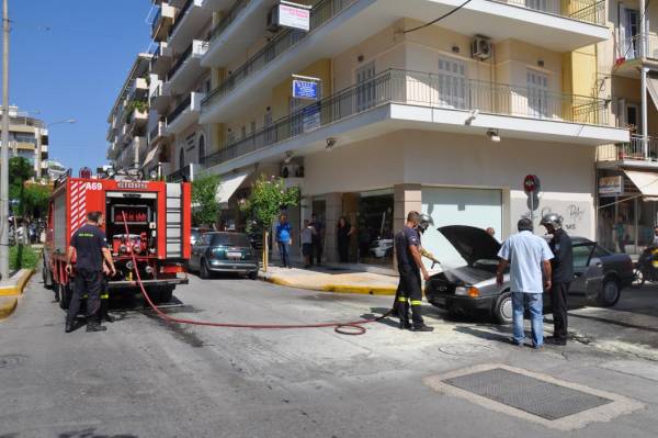 Φωτιά σε αυτοκίνητο στο κέντρο της Καλαμάτας (βίντεο και φωτογραφίες)