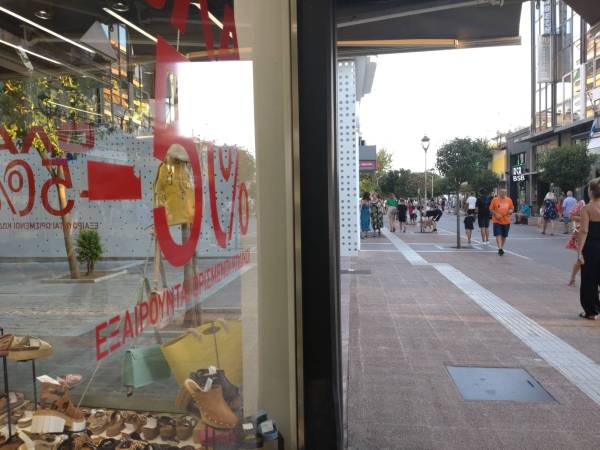 Ικανοποίηση επαγγελματιών από τις θερινές εκπτώσεις - Η αύξηση επισκεπτών τόνωσε το λιανεμπόριο