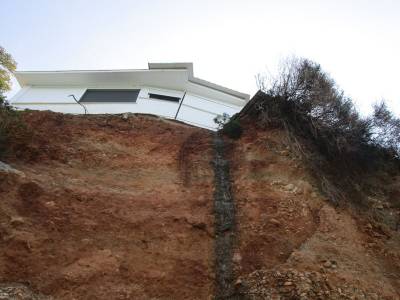 Σπίτια «κρέμονται» στη θάλασσα από διάβρωση των ακτών στη Μικρή Μαντίνεια