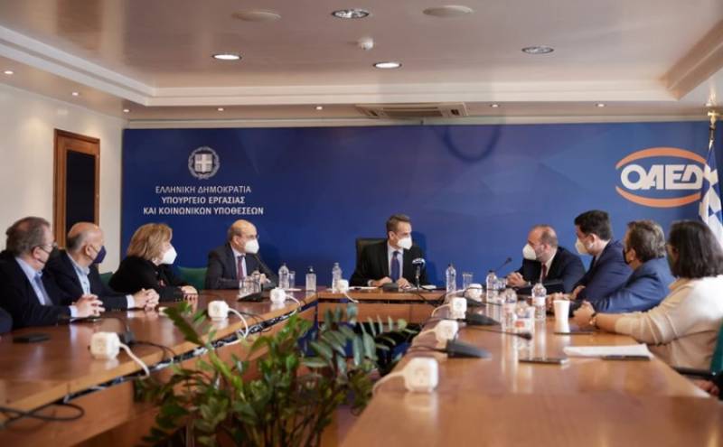 Μητσοτάκης: 86.000 νέες θέσεις εργασίας το 2022 μέσω 11 προγραμμάτων ΟΑΕΔ
