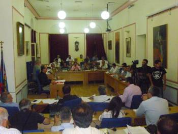 Κριτική Μάκαρη στη δημοτική αρχή για αιγιαλό και Πολιτιστική Πρωτεύουσα