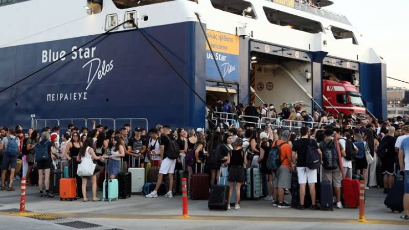 Χιλιάδες ταξιδιώτες αναχωρούν για τα νησιά ενόψει Δεκαπενταύγουστου