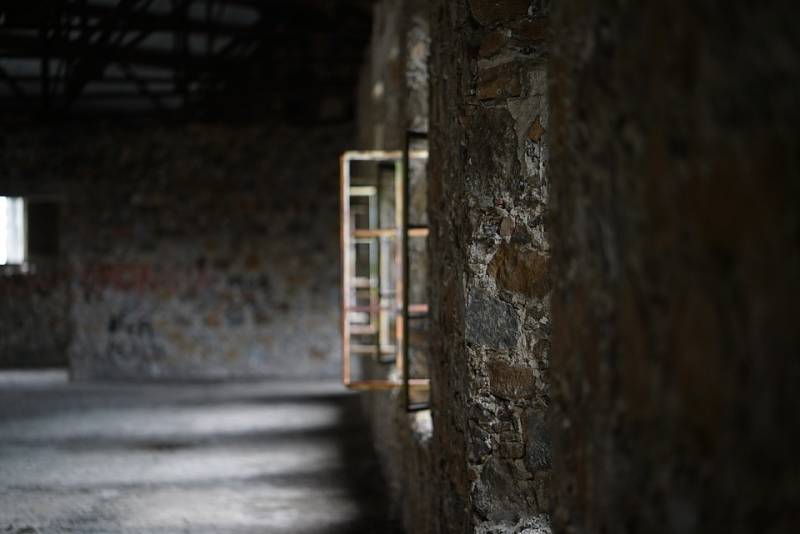 Ανθρωποι - φαντάσματα στα ερείπια της πόλης