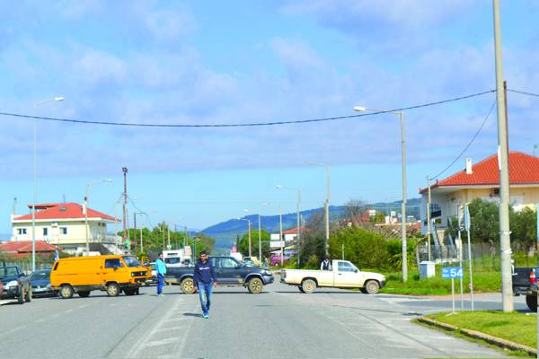 Αγρότες από τους Γαργαλιάνους έκλεισαν τον κόμβο στο Καλό Νερό