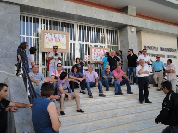 Συμβολική κατάληψη του Διοικητηρίου από ταξιτζήδες - Παράσταση στα γραφεία βουλευτών και της ΝΔ