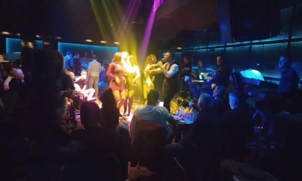 Η πανδημία χτύπησε εκ νέου τα νυχτερινά κέντρα - Η απαγόρευση του χορού καταλυτικός παράγοντας