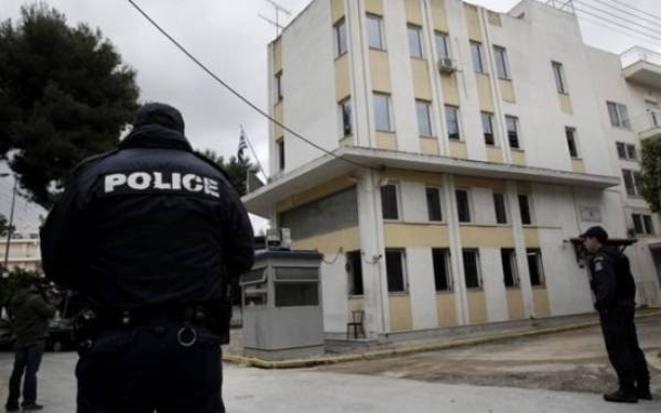 Αναστέλλονται όλες οι άδειες των αστυνομικών υπό τον φόβο επιθέσεων σε πολίτες που βγάζουν λεφτά από τα ΑΤΜ