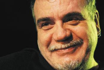 Ο Γιάννης Κακλέας στην “Ε”: «Ο Αριστοφάνης είναι βαθιά επαναστατικός και γενναίος»