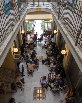 Βόλτα στη Στοά Βαρβουτσή