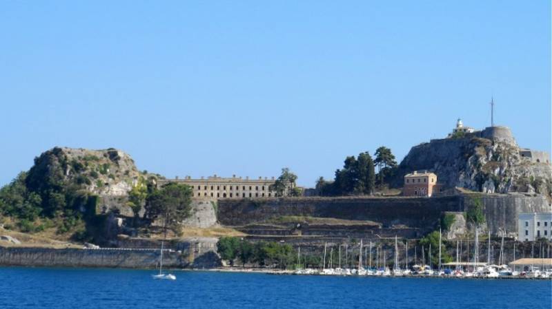 Κέρκυρα: Έξαλλοι οι ψαράδες με το άνοιγμα των καταστημάτων - Κατέλαβαν συμβολικά το λιμάνι