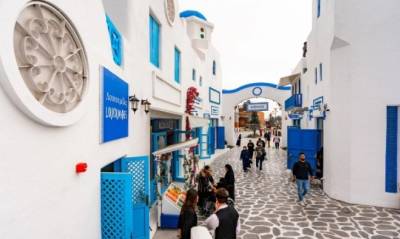 Γύρος, ανεμόμυλοι και σοκάκια: Στην πρωτεύουσα της Σαουδικής Αραβίας έχει φτιαχτεί μια νέα Σαντορίνη