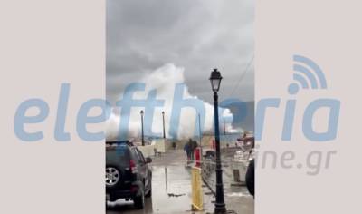 Τραγωδία στο Άστρος: Λιμενικός έχασε τη ζωή του εν ώρα καθήκοντος - Η στιγμή που τα τεράστια κύματα τον παρασύρουν (βίντεο)