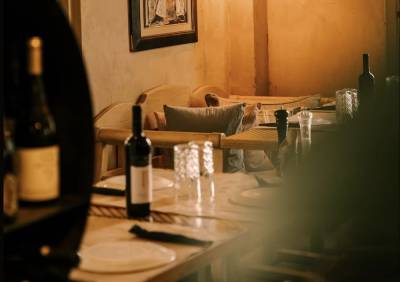 Κρασί &amp; Αποστάγματα: Η Τέχνη της Απόλαυσης στις Παραστιές