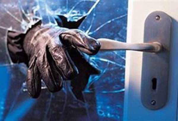 Συνελήφθη διαρρήκτης που έσπαγε τζαμαρίες