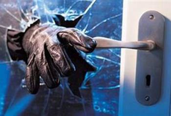 Συνελήφθη διαρρήκτης που έσπαγε τζαμαρίες