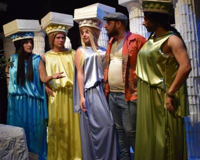 Η κωμωδία «Αι Καρυάτιδαι» στο Κάστρο Καλαμάτας