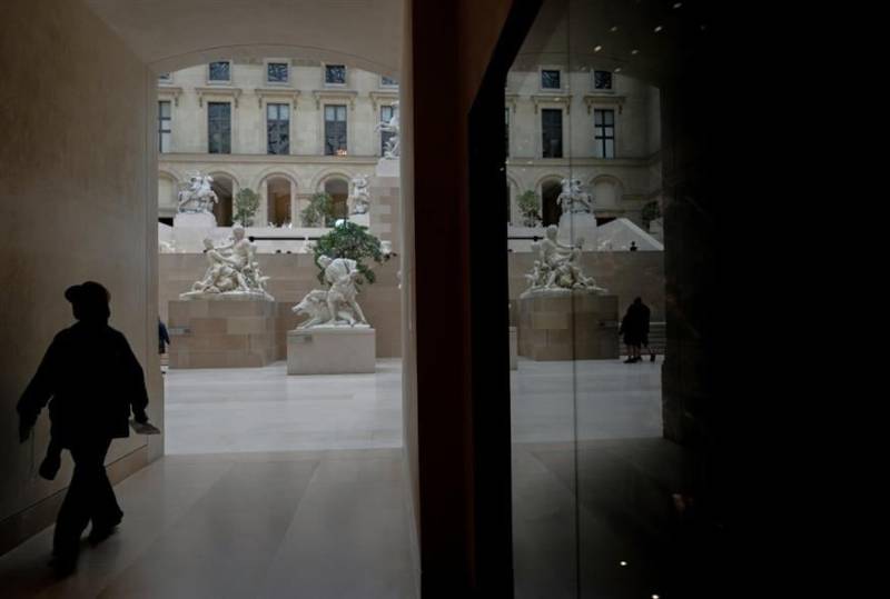 Ληστεία στο Λούβρο - Εκλάπησαν κοσμήματα, οι δράστες έχουν διαφύγει (Βίντεο)