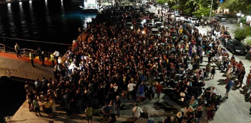 Σαμοθράκη: Σε απελπισία οι τουρίστες - Πολιόρκησαν πλοίο