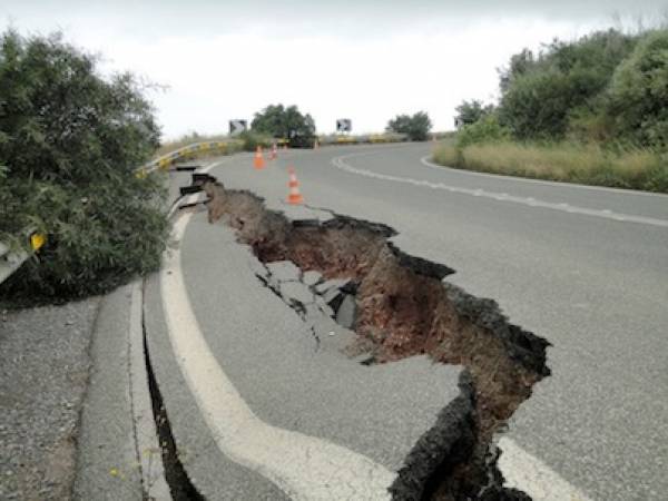 Σήμανση με κώνους στην κατολίσθηση του παλιού δρόμου της Τσακώνας