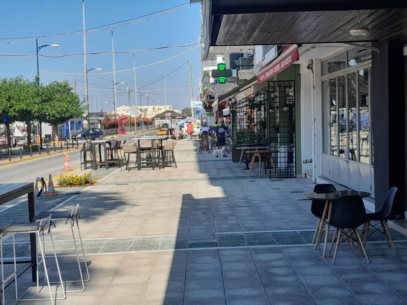 Καλαμάτα: Τι άλλαξε για τραπεζοκαθίσματα – πεζούς στο βόρειο πεζοδρόμιο τις Ναυαρίνου