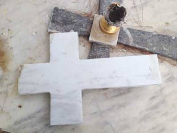 Ιερόσυλοι χτύπησαν πάλι στο νεκροταφείο Σπερχογείας