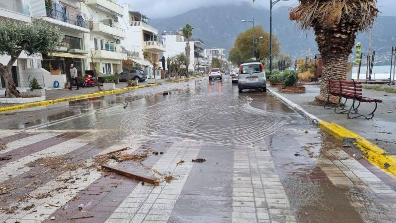Καλαμάτα: Η θάλασσα βγήκε στη Ναυαρίνου - Εντονη θαλασσοταραχή (βίντεο-φωτογραφίες)