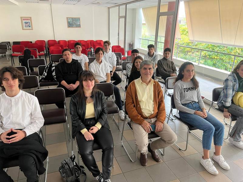 Μαθητές του 4ου Λυκείου Καλαμάτας επισκέφθηκαν την “Ε” - Εκδίδουν τη μαθητική εφημερίδα "4ος Λόγος"