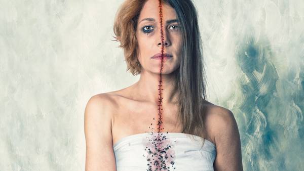 «Παράσιτα» της Βίβιεν Φράντσμαν: Ενα γυναικείο έργο που ακουμπά το δάχτυλο επί τον τύπον των ήλων…