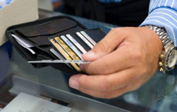 Αφορολόγητο 20.000 ευρώ και αγορές μόνο με κάρτες