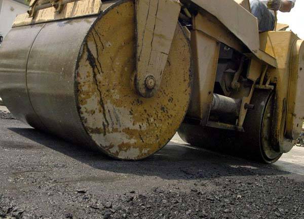 Εργα βελτίωσης υποδομών οδοποιίας στο Δήμο Οιχαλίας