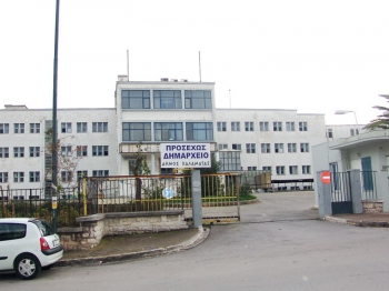 Την... έκανε ο ανάδοχος του «προσεχώς δημαρχείο»