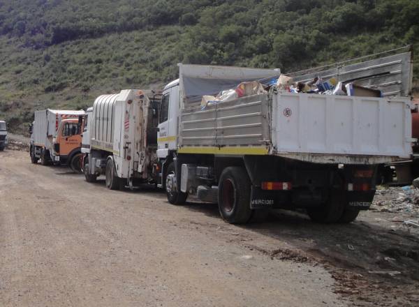 Πανδαιμόνιο στο Δημοτικό Συμβούλιο Καλαμάτας από απλήρωτους εργαζόμενους της Μαραθόλακκας