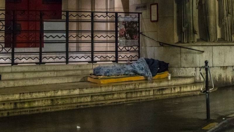 Γαλλία: Περισσότερα από 2.000 παιδιά κοιμούνται στον δρόμο