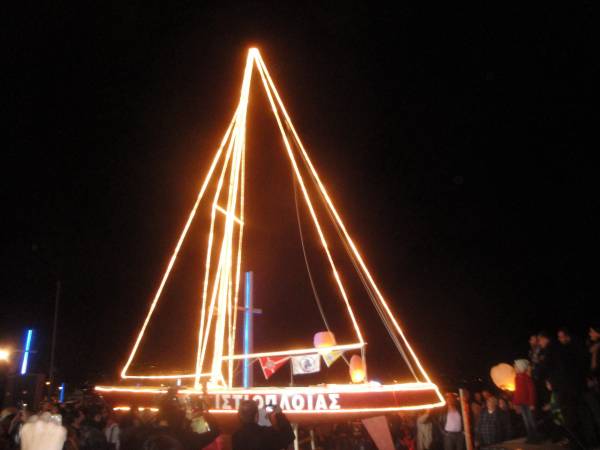 Φωταγωγήθηκε το καραβάκι στο λιμάνι της Καλαμάτας