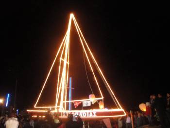 Φωταγωγήθηκε το καραβάκι στο λιμάνι της Καλαμάτας