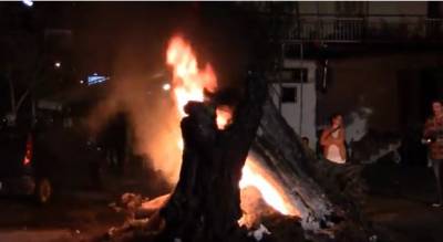 Αναβίωσε το έθιμο με τις Φωτιές στη Μεσσήνη (βίντεο)