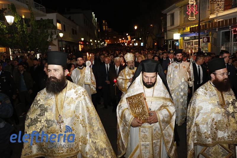 Καλαμάτα: Κατανυκτική ατμόσφαιρα στον Επιτάφιο της Υπαπαντής (βίντεο-φωτογραφίες)