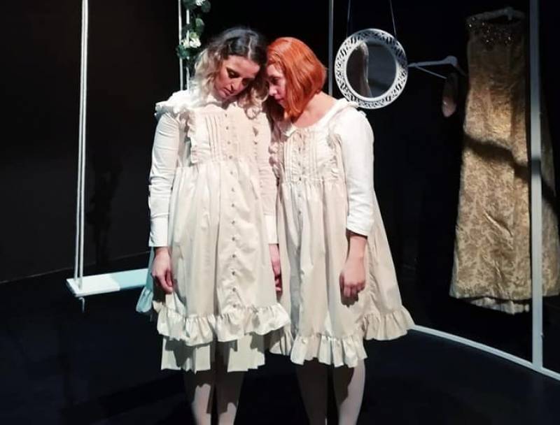 Με επιτυχία ξεκίνησαν οι “Δούλες” στο Θέατρο “Νηπιαγωγείο”