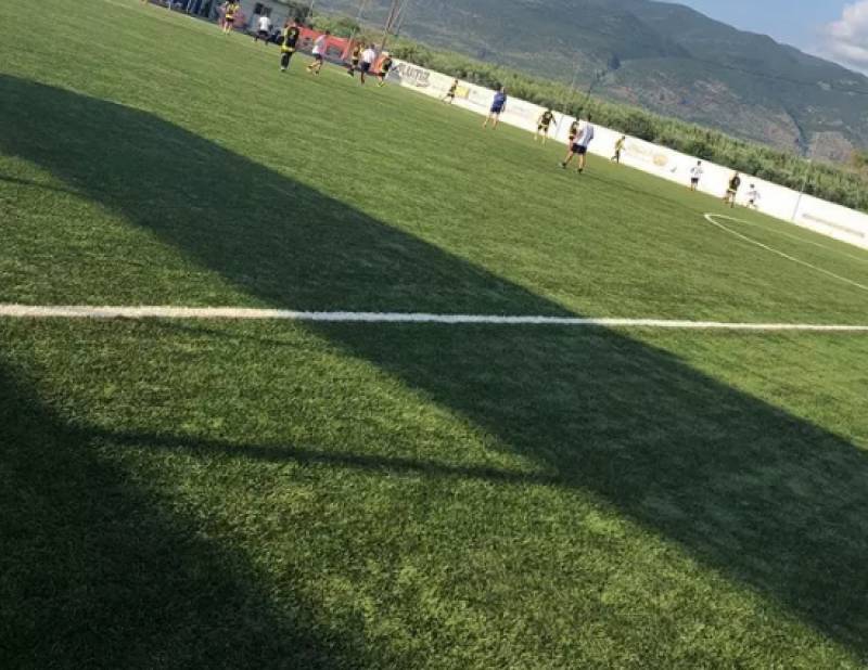 Πλαστικός τάπητας στο ποδοσφαιρικό γήπεδο στο Πλατύ