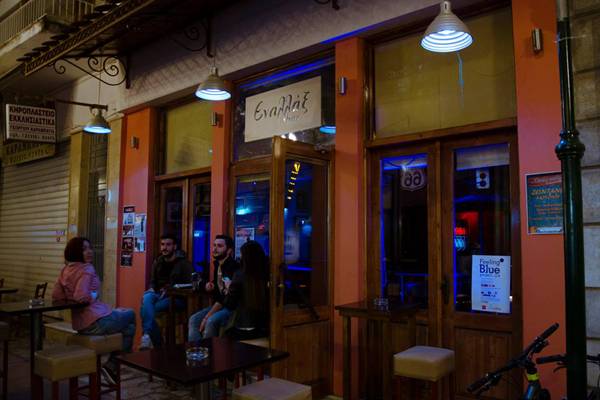 "Blue road" στον Πεζόδρομο Αμφείας