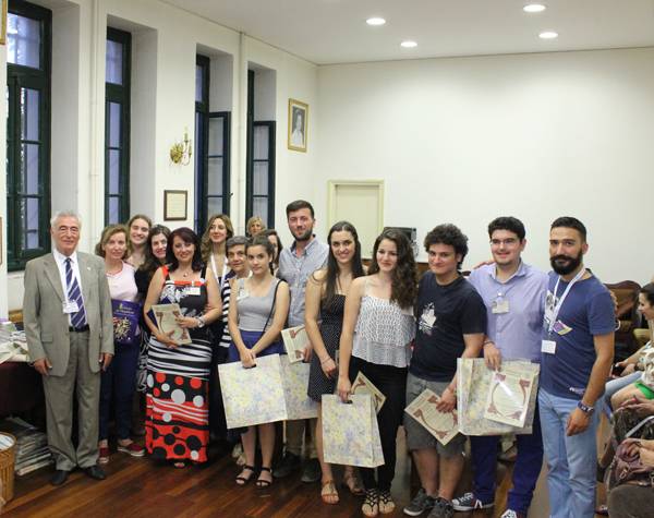 Η γυναικεία φορεσιά της Κυπαρισσίας ταξίδεψε στις πέντε ηπείρους