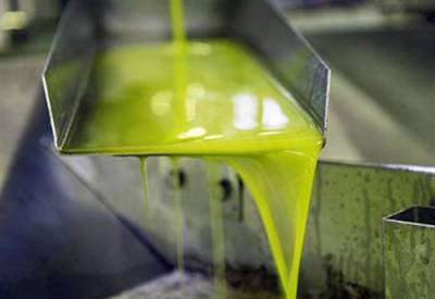 Πετράκος κατά Αποστόλου για την τιμή του ελαιολάδου