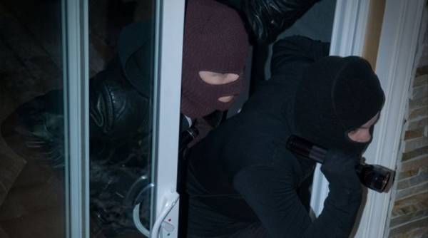 Μεσσηνία: Μάνα και γιος στην εκκλησία και οι κλέφτες σπίτι